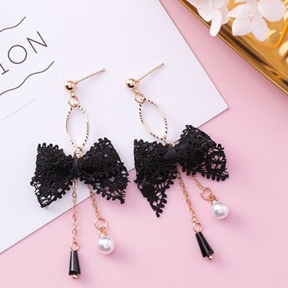 'Trousseau' Bridal Lace Bow Pearl Gold Earrings - Picture 2 of 4